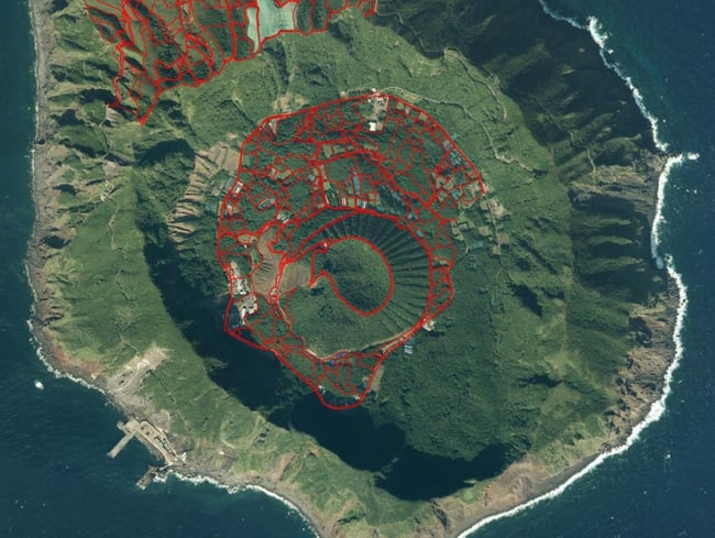 青ヶ島(空中写真)二重カルデラ