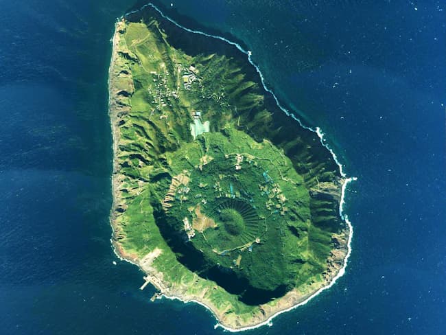 青ヶ島(空中写真)_加工済み